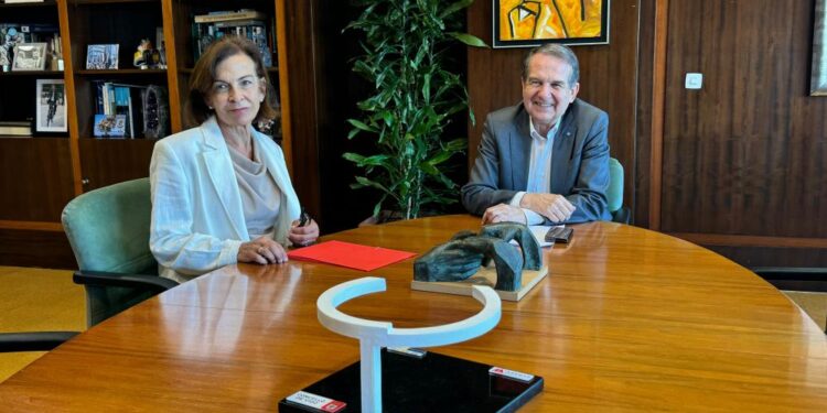 La oposición califica de «dedazo» la elección de Lola Galovart como Valedora