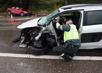 Excarcelan a una mujer herida tras el choque frontal de dos coches en O Porriño
