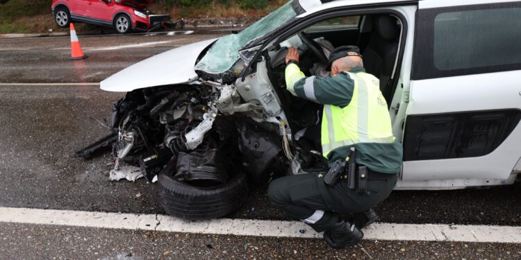 Excarcelan a una mujer herida tras el choque frontal de dos coches en O Porriño