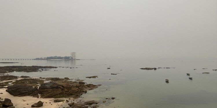 Una densa capa de humo desdibuja el horizonte de Vigo