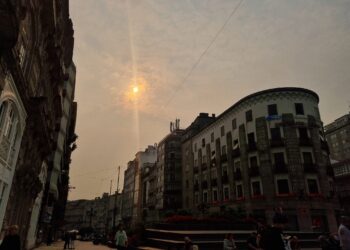 Una densa capa de humo desdibuja el horizonte de Vigo