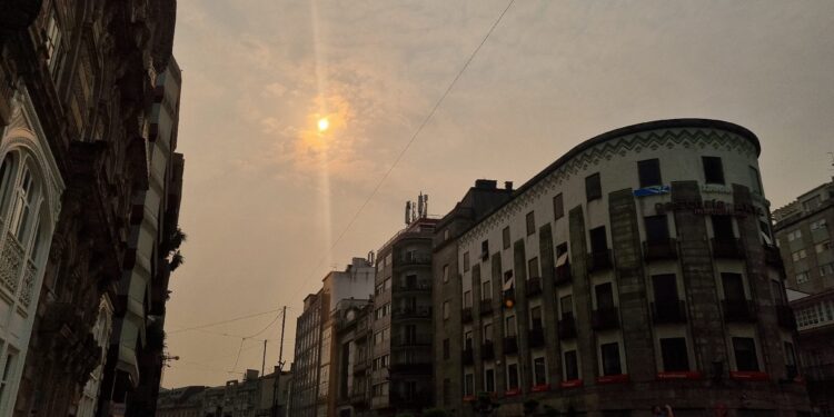 Una densa capa de humo desdibuja el horizonte de Vigo