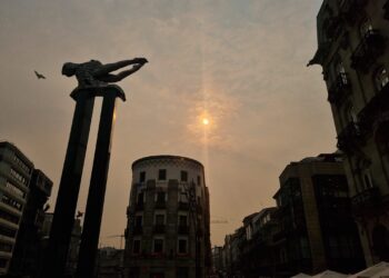 Una densa capa de humo desdibuja el horizonte de Vigo