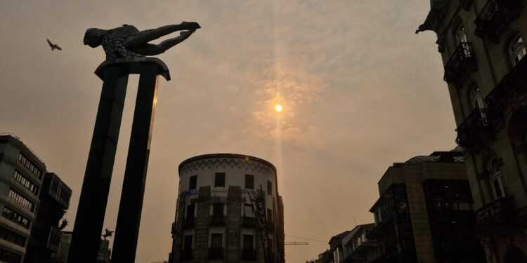 Una densa capa de humo desdibuja el horizonte de Vigo