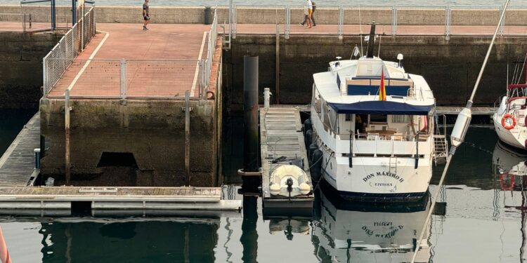 Los muelles de Vigo rozan el ‘dique seco’ durante una bajamar histórica