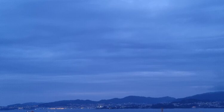 El otoño irrumpe en las Rías Baixas: alerta por temporal