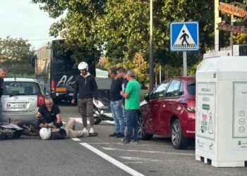 Herido un motorista tras chocar con un coche en la carretera de Camposancos