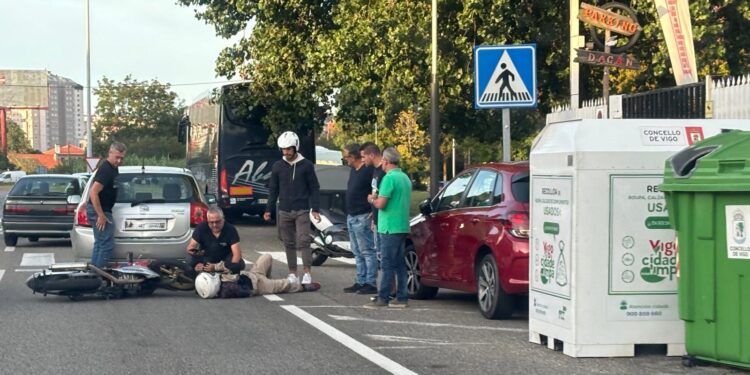 Herido un motorista tras chocar con un coche en la carretera de Camposancos