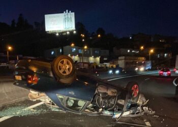 Espectacular accidente en Tameiga con un coche volcado