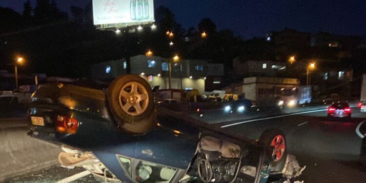 Espectacular accidente en Tameiga con un coche volcado