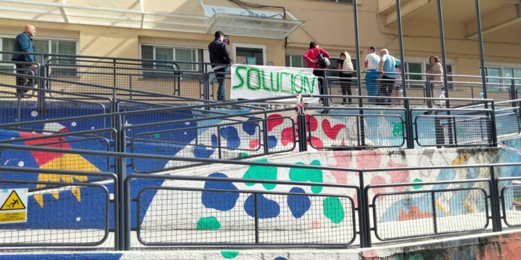 Al colegio, con casco de obra