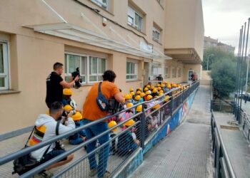 Al colegio, con casco de obra