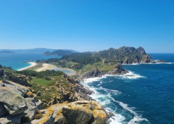 Islas Cíes, más allá de playas: los turistas extranjeros vienen a practicar kayak o buceo
