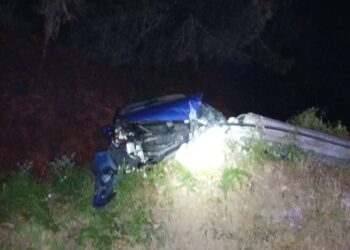 Un herido tras derribar un poste de alta tensión
