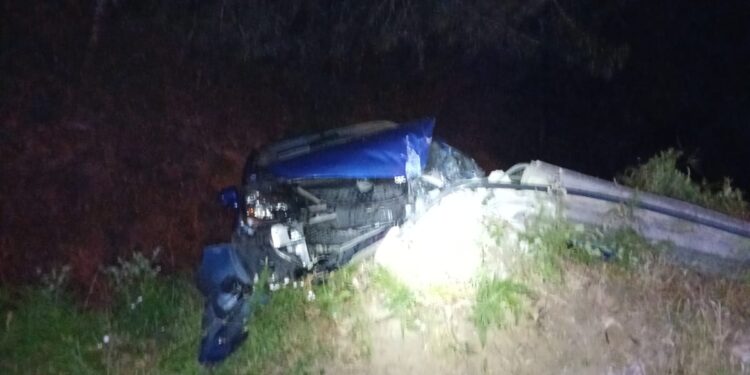 Un herido tras derribar un poste de alta tensión