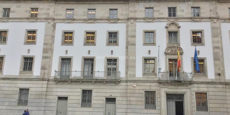 Juicio a un acusado de romper la orden de alejamiento para agredir sexualmente a su expareja