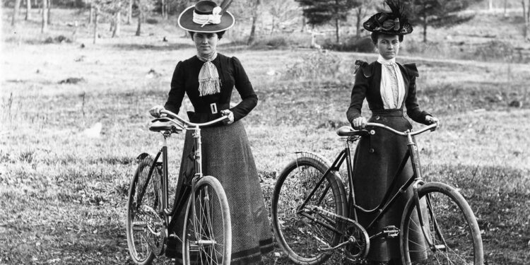 De como la mujer se lanzó a la conquista del mundo montada en una bicicleta