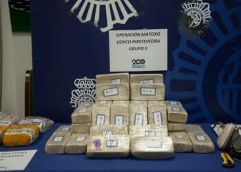 Dos personas vecinas de Nigrán se encuentran en prisión después de la incautación por parte del Grupo II de la UDYCO de la Policía Nacional de Pontevedra de un alijo de heroína de casi 25 kilos en un coche en el que viajaban con doble fondo, así como en un garaje del mismo municipio. La droga, valorada en 1,5 millones de euros y ‘de gran pureza’, podría convertir la sustancia en unos 65 kilos para la venta al por mayor. Según las primeras hipótesis de la policía, los detenidos habrían obtenido la droga de organizaciones criminales internacionales, instaladas en el norte de Europa.