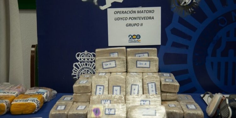 Dos personas vecinas de Nigrán se encuentran en prisión después de la incautación por parte del Grupo II de la UDYCO de la Policía Nacional de Pontevedra de un alijo de heroína de casi 25 kilos en un coche en el que viajaban con doble fondo, así como en un garaje del mismo municipio. La droga, valorada en 1,5 millones de euros y ‘de gran pureza’, podría convertir la sustancia en unos 65 kilos para la venta al por mayor. Según las primeras hipótesis de la policía, los detenidos habrían obtenido la droga de organizaciones criminales internacionales, instaladas en el norte de Europa.
