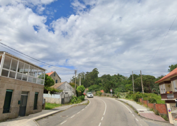 Una furgoneta se empotra contra un árbol y atropella a una persona al dar marcha atrás