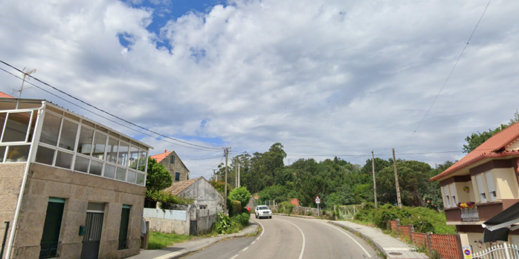 Una furgoneta se empotra contra un árbol y atropella a una persona al dar marcha atrás