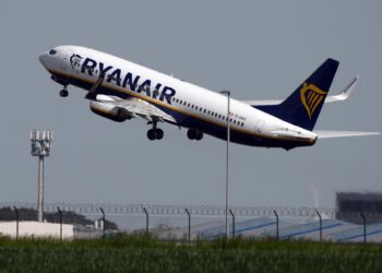 Ryanair «abandona» a los afectados por un retraso de 12 horas del vuelo Vigo-Barcelona