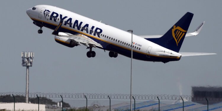 Ryanair «abandona» a los afectados por un retraso de 12 horas del vuelo Vigo-Barcelona