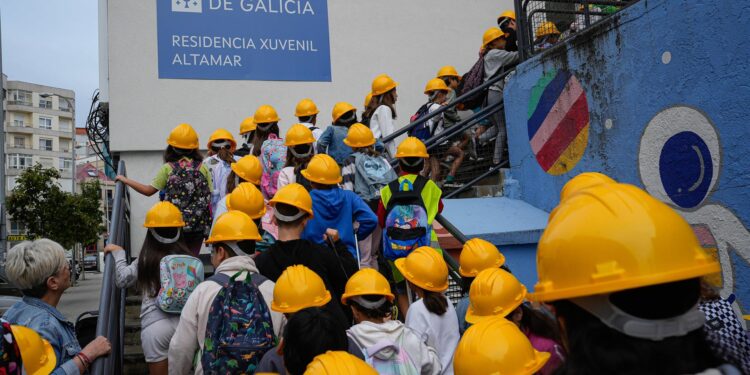 Al colegio, con casco de obra