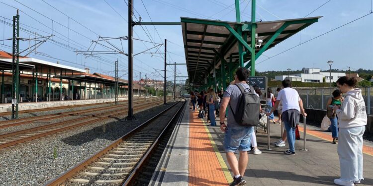 Enésima incidencia en el tren Vigo-A Coruña con pasajeros ‘tirados’ en el andén
