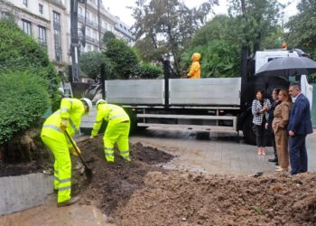 Accidentada mudanza del símbolo de Vigo: Dinoseto se va de la Alameda sin billete de vuelta