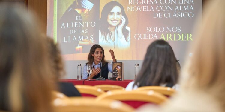 Ángela Banzas presenta en Vigo «El Aliento de las Llamas», una novela de mujeres, secretos y pasiones ocultas