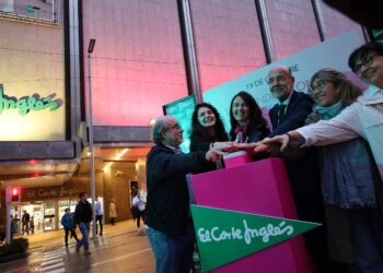 Judith Rodríguez ilumina de rosa El Corte Inglés de Vigo