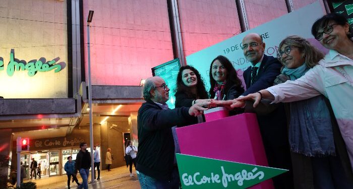 Judith Rodríguez ilumina de rosa El Corte Inglés de Vigo