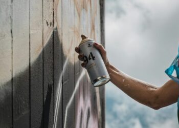 El vigués Base, finalista del Concurso de Arte Urbano para visibilizar la soledad no deseada