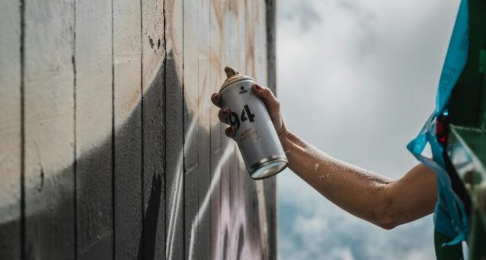 El vigués Base, finalista del Concurso de Arte Urbano para visibilizar la soledad no deseada