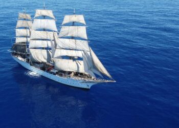 Un majestuoso tesoro flotante elige la ría de Vigo