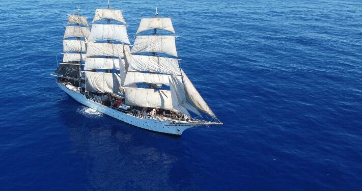 Un majestuoso tesoro flotante elige la ría de Vigo