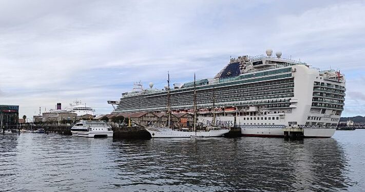 Dos colosos de los mares atracan en Vigo con cerca de 5.000 pasajeros