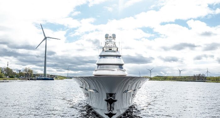 Vigo da cobijo al lujo del «Special One», el mayor yate de pesca del mundo