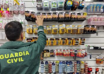 Confiscadas más de 8.000 pilas en dos bazares de la comarca