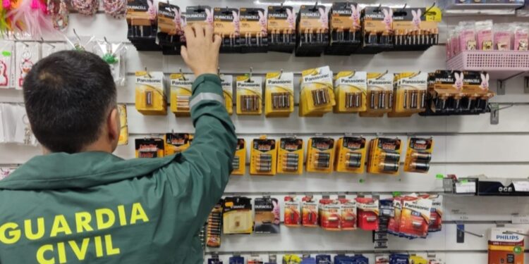 Confiscadas más de 8.000 pilas en dos bazares de la comarca