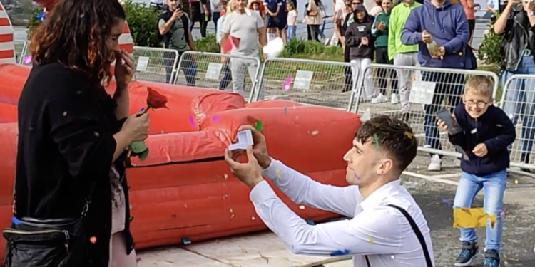 Participa en el Desafío Boot Camp vestido de traje para sorprender a su pareja: así fue la emotiva pedida de mano en Vigo