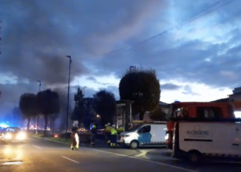 Diez horas sin luz en 890 viviendas de Vigo tras un incendio