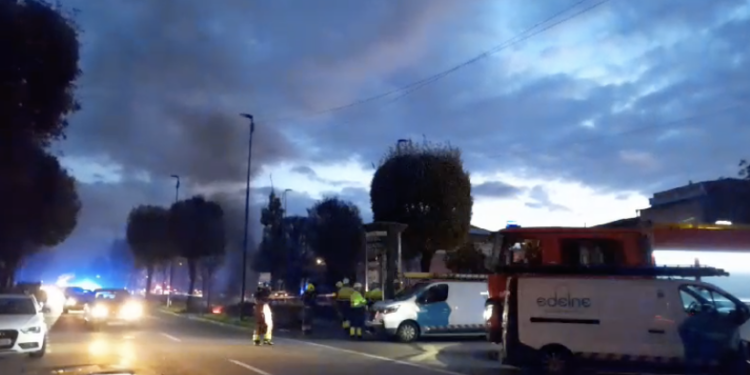 Diez horas sin luz en 890 viviendas de Vigo tras un incendio