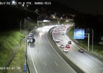 Un camión portacoches incendiado ralentiza el tráfico en la autopista