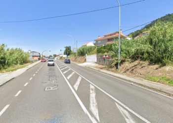 Un coche colisiona con otro y acaba volcado