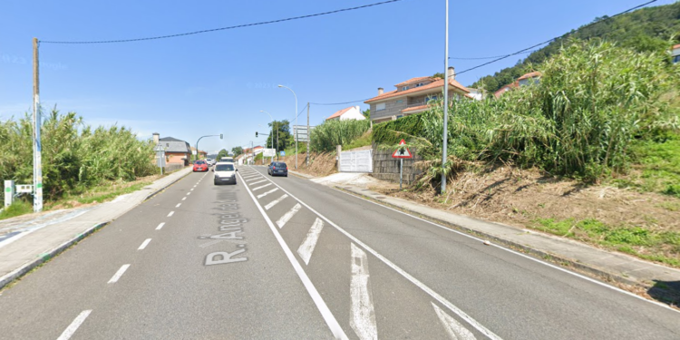 Un coche colisiona con otro y acaba volcado