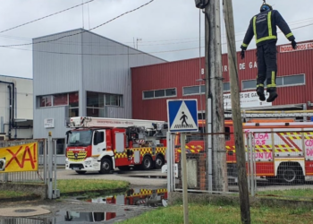 Un incendio en una casa obliga a desalojar a los vecinos