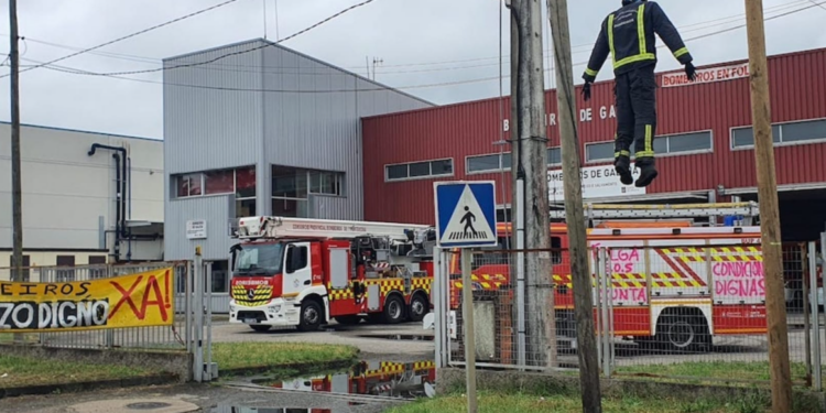 Un incendio en una casa obliga a desalojar a los vecinos