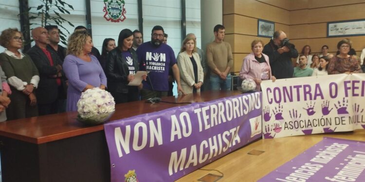 Vecinos de Moaña se concentran en el Concello en repulsa por el crimen machista